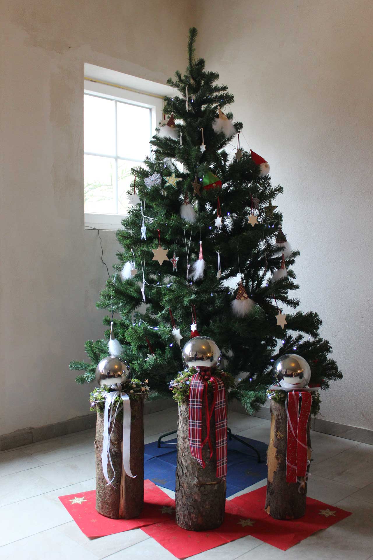 Geschmückter Christbaum am Weg des Schenkens in Mauerstettenn Deko Kreativ Birgit Stötter Frankenried
