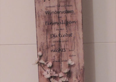 Dekorative Zaunlatte mit Spruch. Mit Streudeko Schmetterlingen und Reagenzglas entweder für frische oder künstliche Blumen.