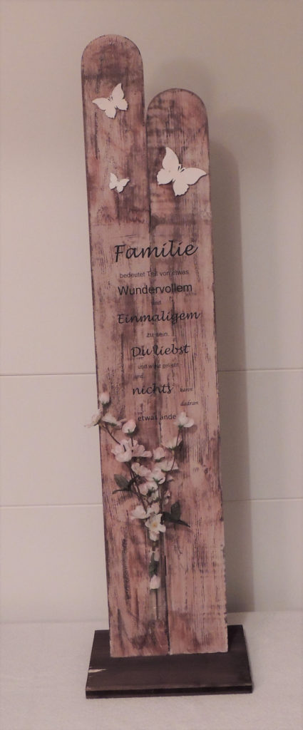 Dekorative Zaunlatte mit Spruch. Mit Streudeko Schmetterlingen und Reagenzglas entweder für frische oder künstliche Blumen.