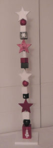 Weihnachtliche Holzstele (Glückswächter) mit berschiedenen Rund-, Kantölzern und Kugeln. Auch mit Lichterkette erhältlich.