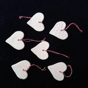 Ob als Baumschmuck, einen Zweig oder als Geschenkanhänger sind diese weißen Herzen immer ein Blickfang.