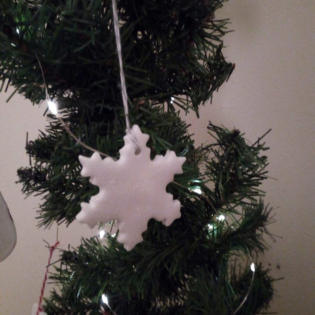 Nur für innen geeignet. Mit Glitzer. Funkelt sehr schön wenn der Baum beleuchtet wird.