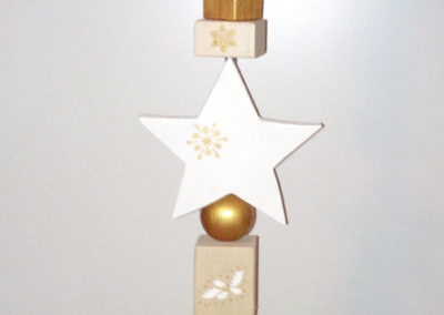 Diese schlichte in weiß, gold und naturfarbe gehaltene Holzstele (Glückswächter) war eine gewünscht Anfertigung.