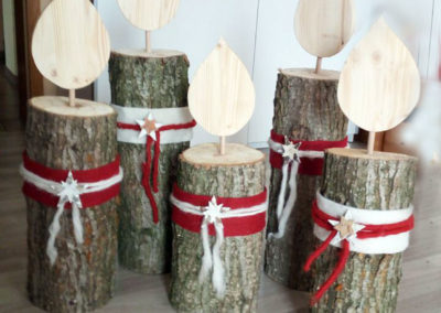 Diese Holzkerzen vor der Haustüre als Deko aufgestellt verbreitet Weihnachtlichen Flair. Entweder mit Holzflamme natur oder geflammt. Beides sehr dekorativ. Mit Filzband und Streudeko.