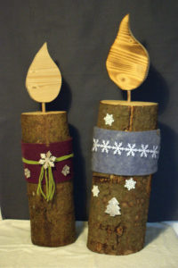 Diese Holzkerzen vor der Haustüre als Deko aufgestellt verbreitet Weihnachtlichen Flair. Entweder mit Holzflamme natur oder geflammt. Beides sehr dekorativ. Mit Filzband und Streudeko.