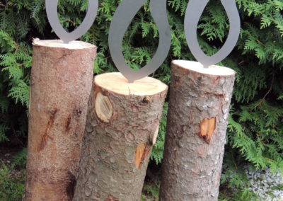 Diese Holzkerze mit Metallflamme bringt weihnachtliche Stimmung in Ihren Garten.