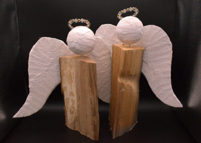 Holzscheit in unterschiedlichen Höhen. Perlenkranz als Heiligenschein. Traditionelle Deko zu Weihnachen. Nur für den Innenbereich zu verwenden da die Flügel und der Kopf aus Gipsbinden besteht.