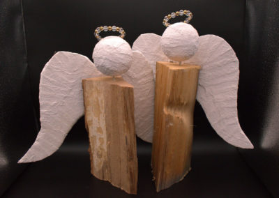 Holzscheit in unterschiedlichen Höhen. Perlenkranz als Heiligenschein. Traditionelle Deko zu Weihnachen. Nur für den Innenbereich zu verwenden da die Flügel und der Kopf aus Gipsbinden besteht.