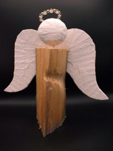 Perlenkranz als Heiligenschein. Traditionelle Deko zu Weihnachen. Nur für den Innenbereich zu verwenden da die Flügel und der Kopf aus Gipsbinden besteht.