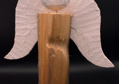 Perlenkranz als Heiligenschein. Traditionelle Deko zu Weihnachen. Nur für den Innenbereich zu verwenden da die Flügel und der Kopf aus Gipsbinden besteht.