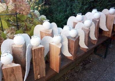 Perlenkranz als Heiligenschein. Traditionelle Deko zu Weihnachen. Nur für den Innenbereich zu verwenden da die Flügel und der Kopf aus Gipsbinden besteht.