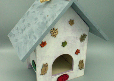 Das Futterhaus ist in innen wie außen lackiert. Mit Eulen, Igel und Herbstblättern dekoriert.