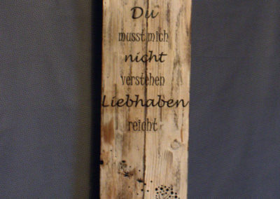 Diese Zaunlatte war eine Sonderanfertigung. Die Pusteblumen runden das ganze ab.