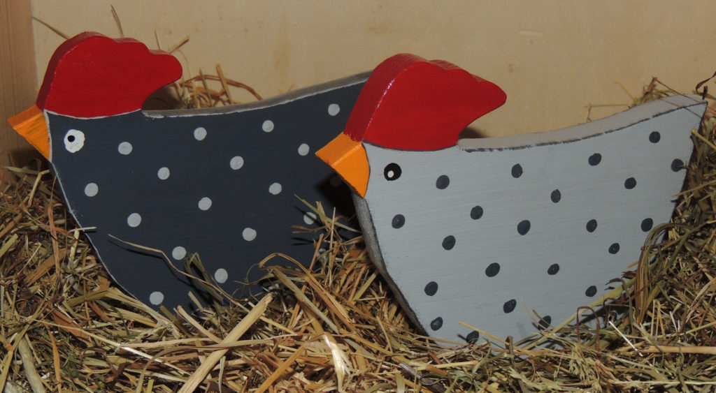 Dekohühner aus Holz mit Punkten