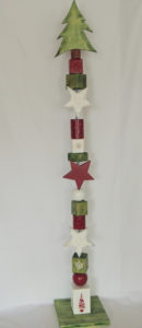 Weihnachtliche Holzstele (Glückswächter) mit verschiedenen Rund-, Kanthölzern und Kugeln. Auch mit Lichterkette erhältlich.