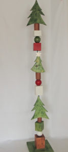 Weihnachtliche Holzstele (Glückswächter) mit verschiedenen Rund-, Kanthölzern und Kugeln. Auch mit Lichterkette erhältlich.