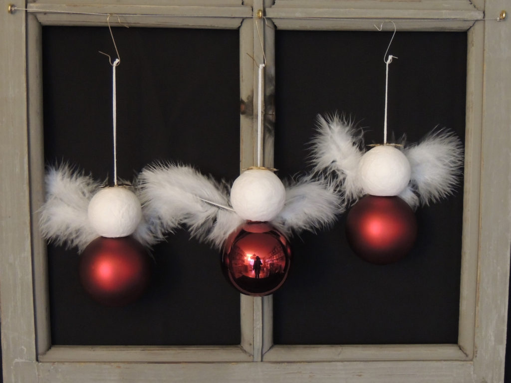 Glaskugel mit Federn, Wattekugel und Draht. Als Baumschmuck oder zum dekorieren von Zweigen.