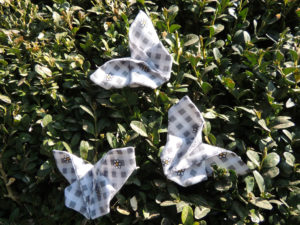 Schmetterling groß mit Blümchen