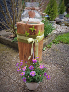 Windlichglas auf altem Holzbalken