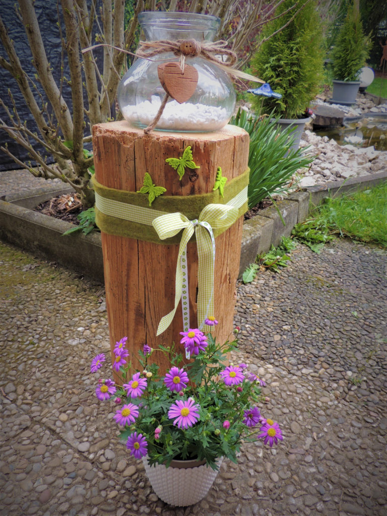 Windlichglas auf altem Holzbalken