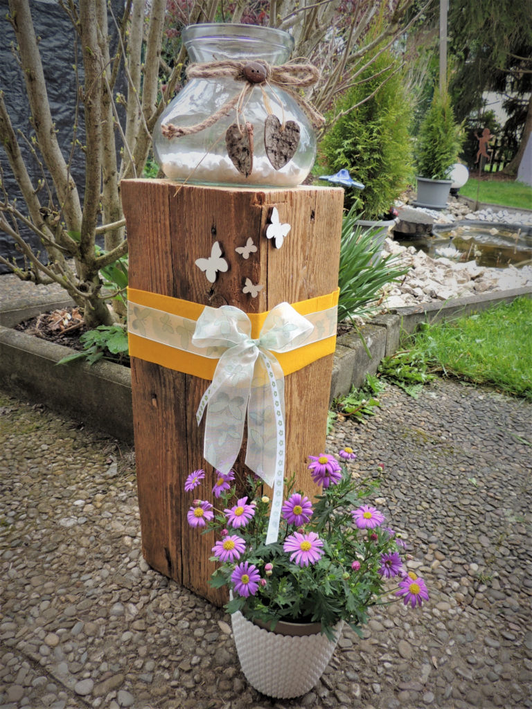 Windlichglas auf altem Holzbalken