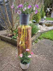 Windlichglas auf altem Holzbalken